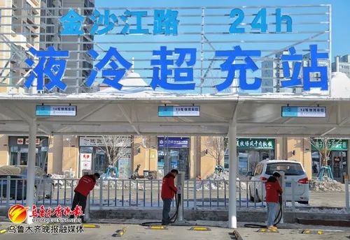 工作人员在做配电调试,入使为通电做准备。乌鲁乌鲁木齐晚报 记者迪丽娜尔·加力肯摄